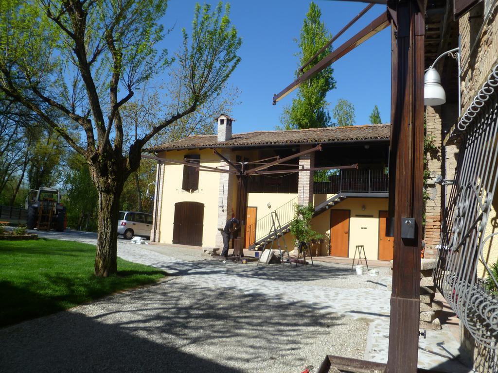 科尔特盖博斯科住宿加早餐旅馆 Castello di Serravalle 外观 照片